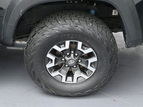 Used 2020 Toyota Tacoma TRD Off-Road AWD/4WD image 31