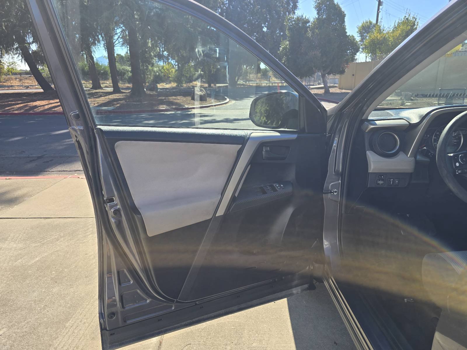Used 2015 Toyota RAV4 LE FWD image 5