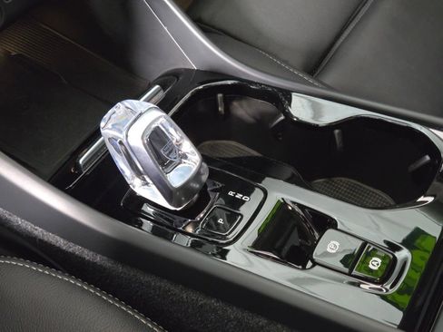 Used 2023 Volvo XC40 B5 Ultimate w/ Climate Package image 25