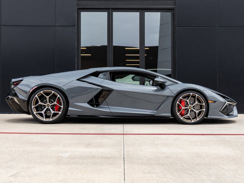 Used 2024 Lamborghini Revuelto image 11