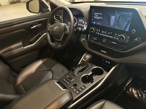 Certified 2024 Toyota Highlander XLE image 30