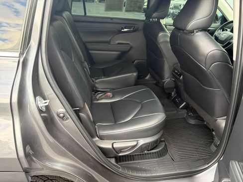 Used 2023 Toyota Highlander XLE AWD/4WD image 12
