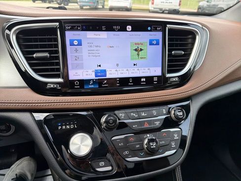 Used 2021 Chrysler Pacifica Limited w/ Uconnect Theater Family Group image 33