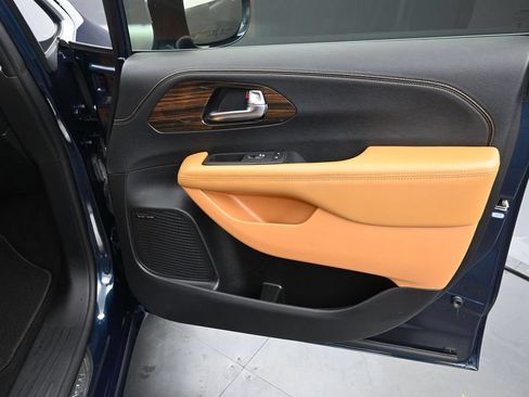 Used 2022 Chrysler Pacifica Pinnacle FWD image 12