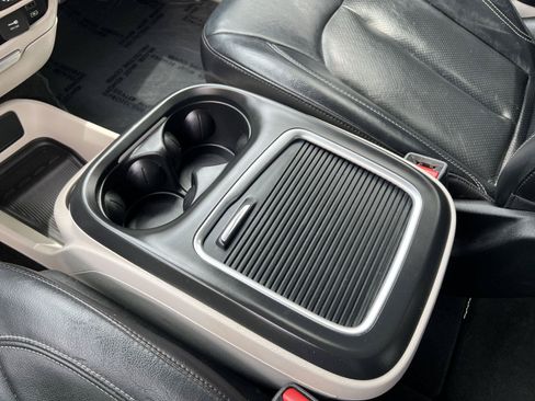 Used 2022 Chrysler Pacifica Touring-L FWD image 38