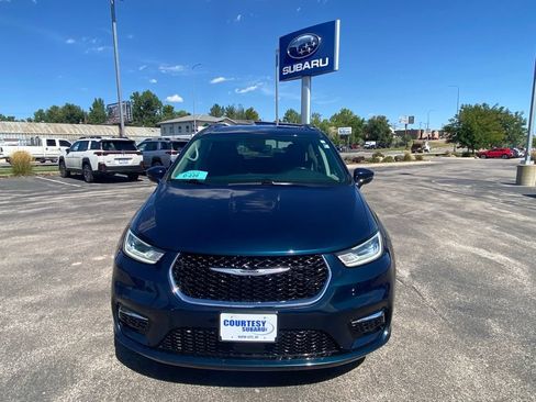 Used 2022 Chrysler Pacifica Touring-L AWD/4WD image 2
