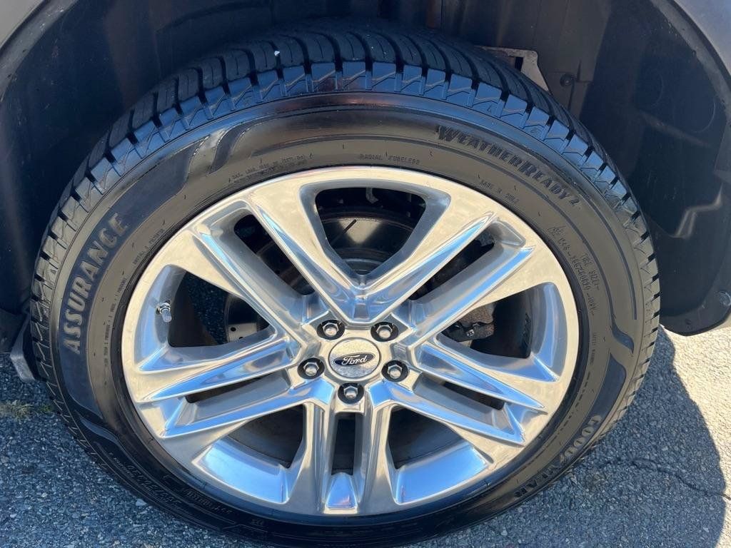 Used 2017 Ford Explorer XLT w/ Equipment Group 202A AWD/4WD image 7