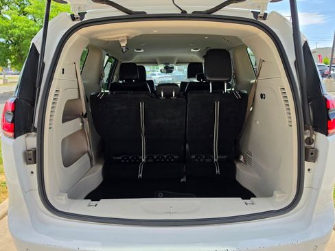 Used 2023 Chrysler Pacifica Touring-L FWD image 14