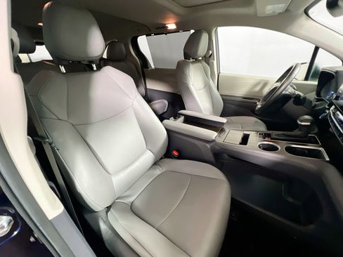 Used 2023 Toyota Sienna XLE image 31