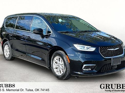 Used 2025 Chrysler Pacifica Select FWD image 1