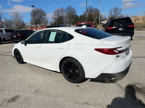 Used 2025 Toyota Camry SE image 7