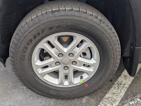 New 2025 Jeep Grand Cherokee Laredo w/ MOPAR Finishing Package image 25