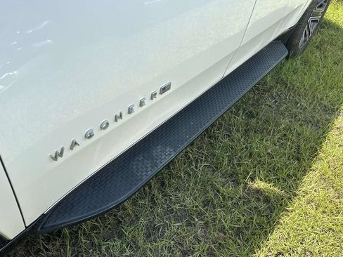 Used 2024 Jeep Wagoneer L Series II RWD image 15