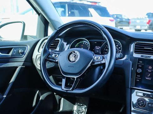 Used 2018 Volkswagen e-Golf SE FWD image 15