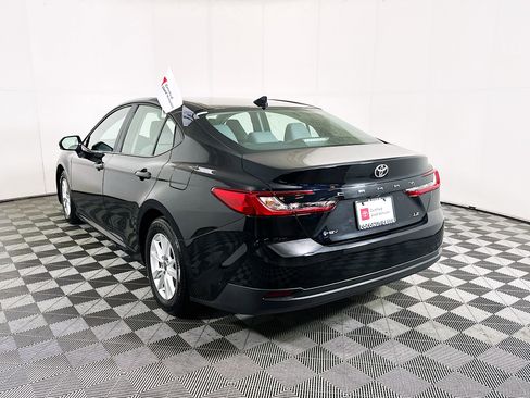 Used 2025 Toyota Camry LE w/ Convenience Package image 5