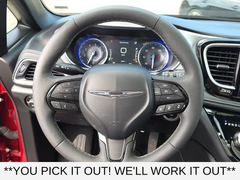 Used 2025 Chrysler Pacifica Limited FWD image 15
