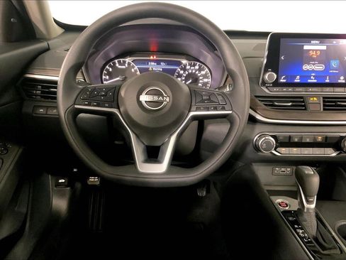Used 2025 Nissan Altima 2.5 SV FWD image 5