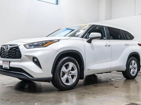 Used 2023 Toyota Highlander LE AWD/4WD image 3