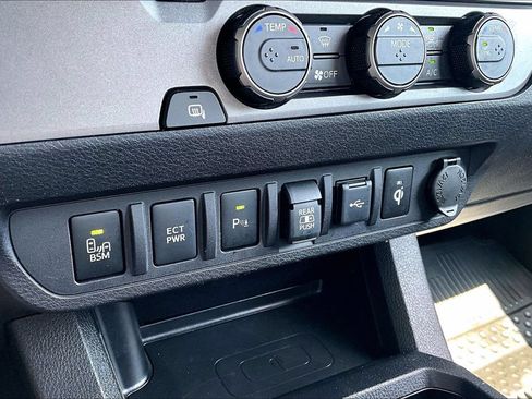 Used 2022 Toyota Tacoma TRD Sport w/ TRD Premium Sport Package RWD image 18