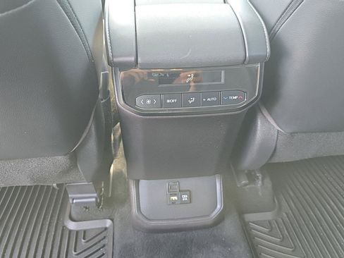 Used 2021 Toyota Highlander XLE AWD/4WD image 26