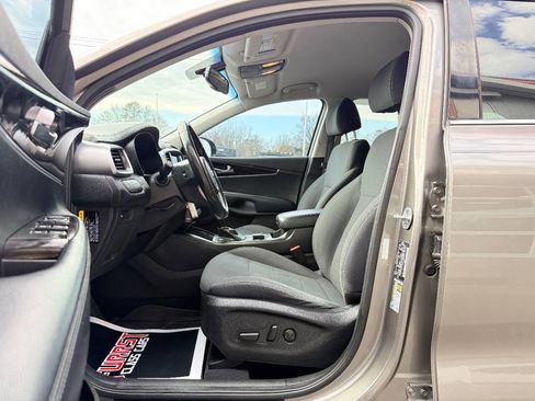 Used 2018 Kia Sorento FWD image 17