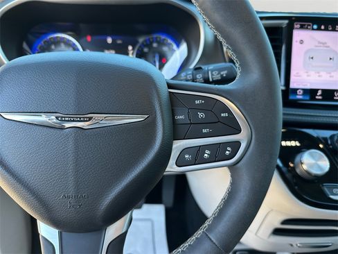 Used 2023 Chrysler Pacifica Touring-L image 20