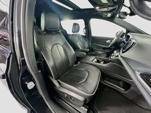 Used 2025 Chrysler Pacifica Limited FWD image 35