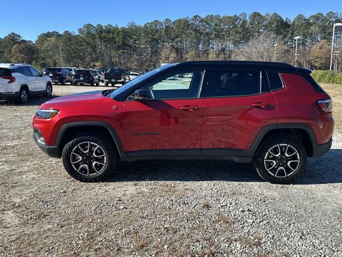 Used 2024 Jeep Compass Trailhawk image 8