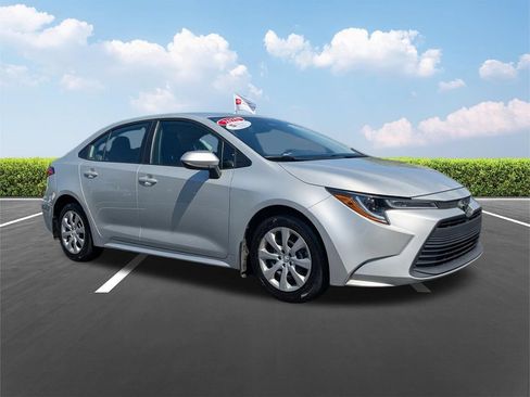 Used 2025 Toyota Corolla LE FWD image 2