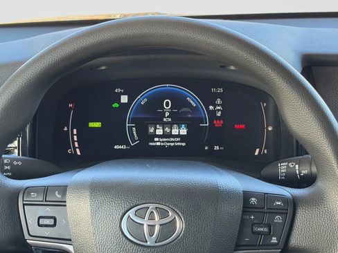 Used 2025 Toyota Camry LE image 28