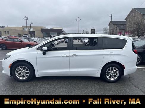 Used 2023 Chrysler Voyager LX image 11