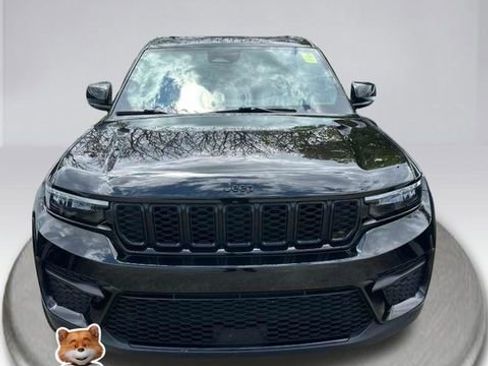 Used 2023 Jeep Grand Cherokee Altitude AWD/4WD image 2