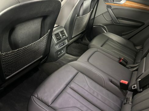 Used 2022 Audi Q5 e Premium w/ Convenience Package image 11