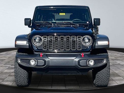 Used 2025 Jeep Wrangler Unlimited Rubicon w/ Convenience Group AWD/4WD image 2