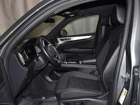 Used 2025 Volkswagen Atlas Cross Sport SE image 12