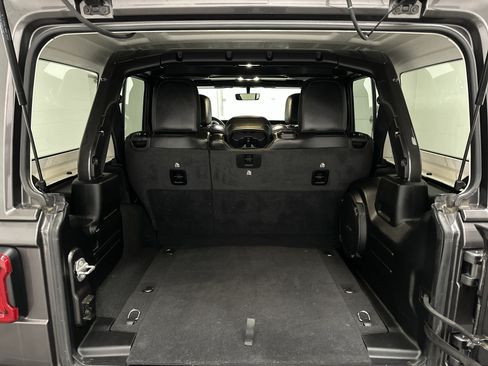 Used 2021 Jeep Wrangler Unlimited Sahara AWD/4WD image 16