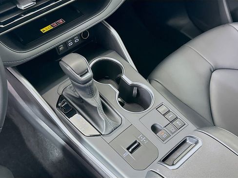 Used 2025 Toyota Highlander XLE image 17