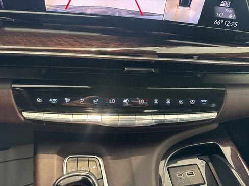 Used 2022 Cadillac Escalade Premium Luxury Platinum image 34