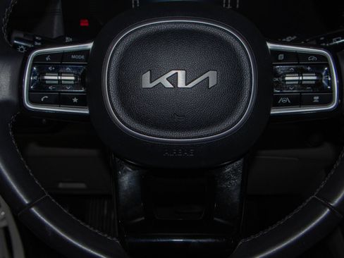 Used 2025 Kia Carnival image 12