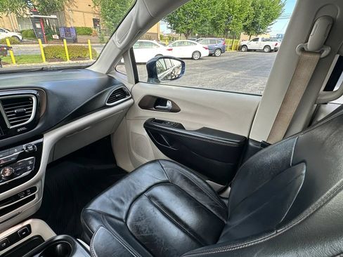 Used 2017 Chrysler Pacifica Touring-L FWD image 20