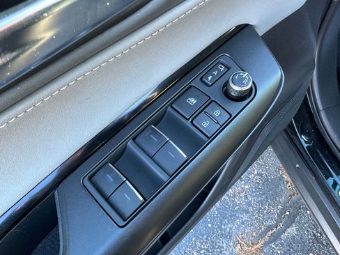 Used 2021 Toyota Venza LE image 11