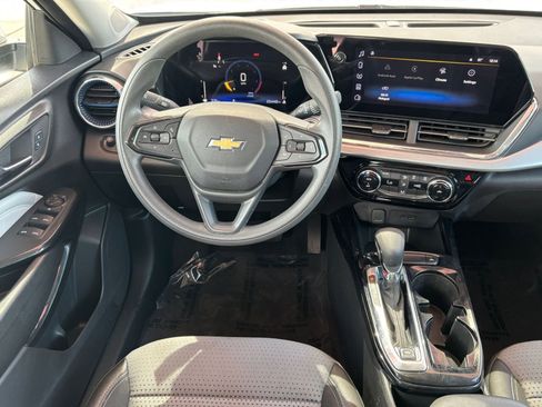 Used 2025 Chevrolet Trax LT image 33