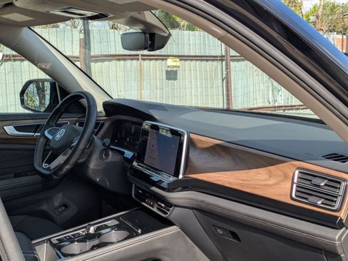 Used 2025 Volkswagen Atlas SE image 31