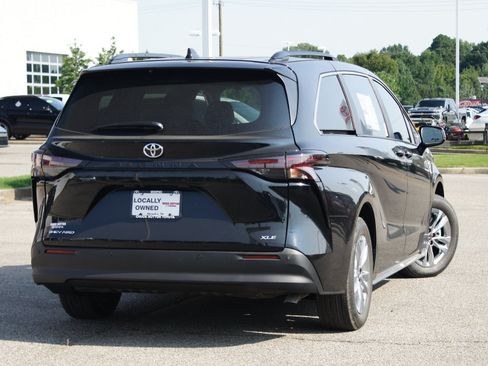 Used 2026 Toyota Sienna XLE AWD/4WD image 12