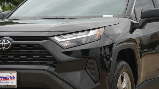 Used 2025 Toyota RAV4 LE AWD/4WD image 4