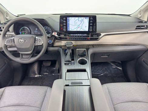 Used 2024 Toyota Sienna Limited image 13