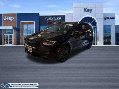 New 2026 Chrysler Pacifica Limited w/ S Appearance Package