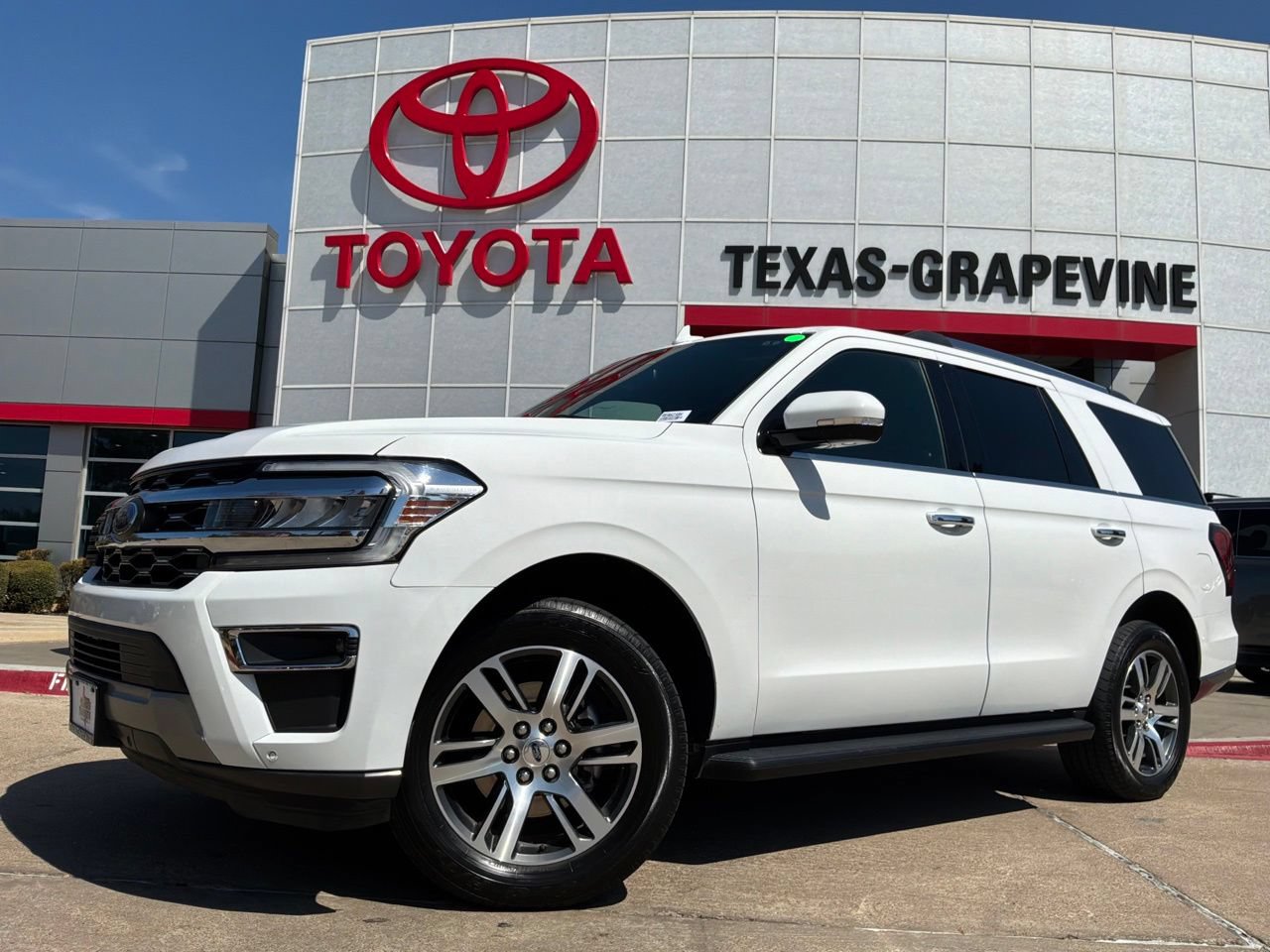 Used 2024 Ford Expedition Limited AWD/4WD image 2