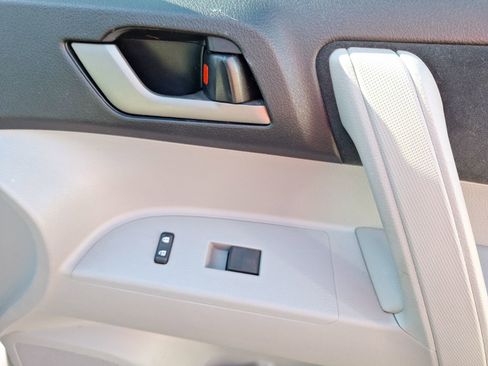 Used 2011 Toyota Highlander 2WD image 32