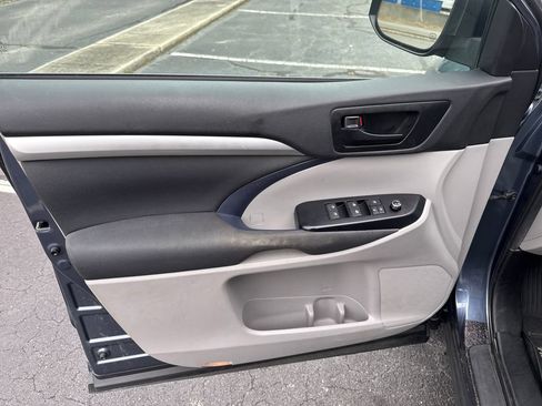 Used 2019 Toyota Highlander LE AWD/4WD image 17